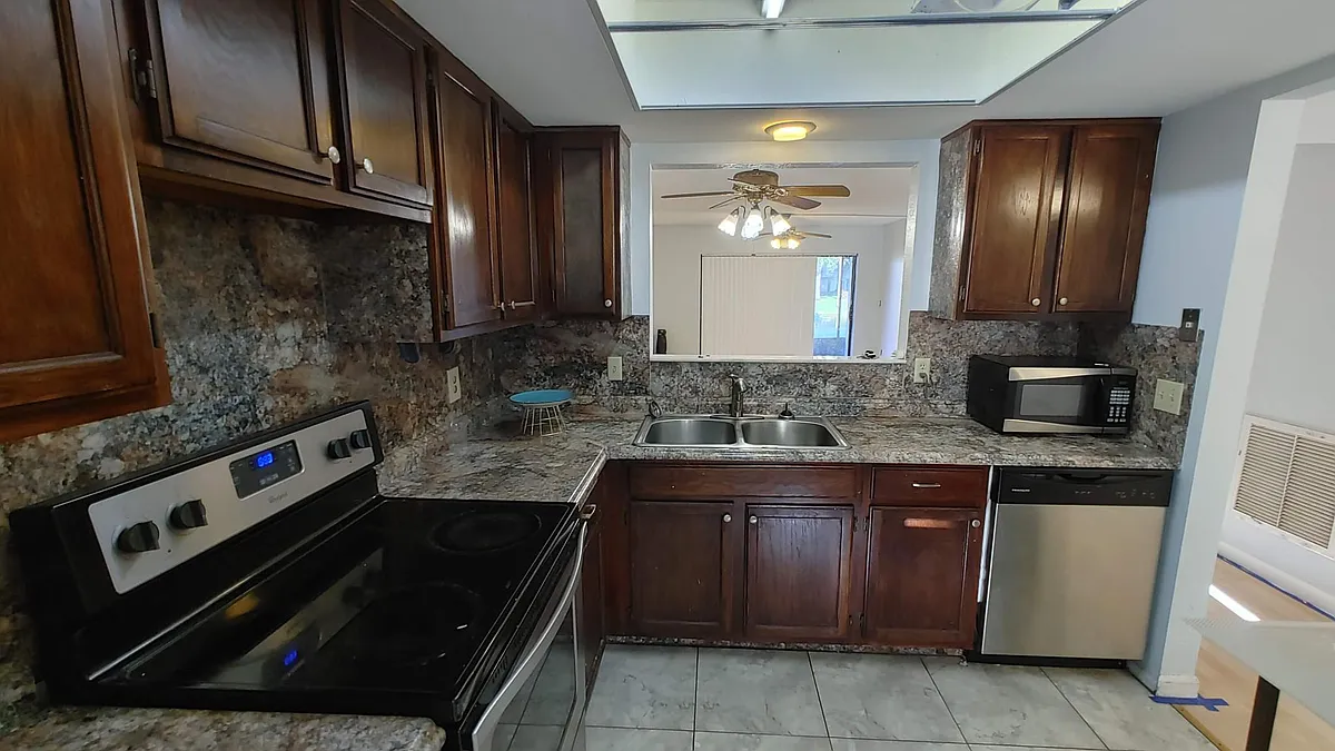 Building Photo - 2516 S 19th St #104