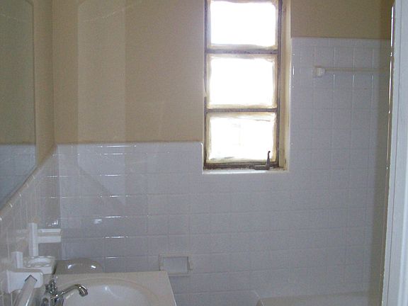5th image of 840 Woodlawn St