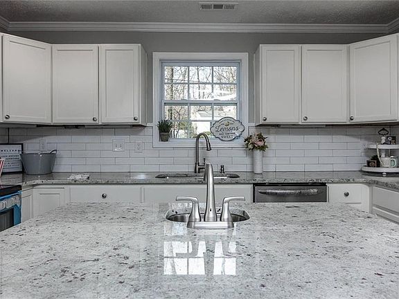 5th image of 950 Avebury Dr