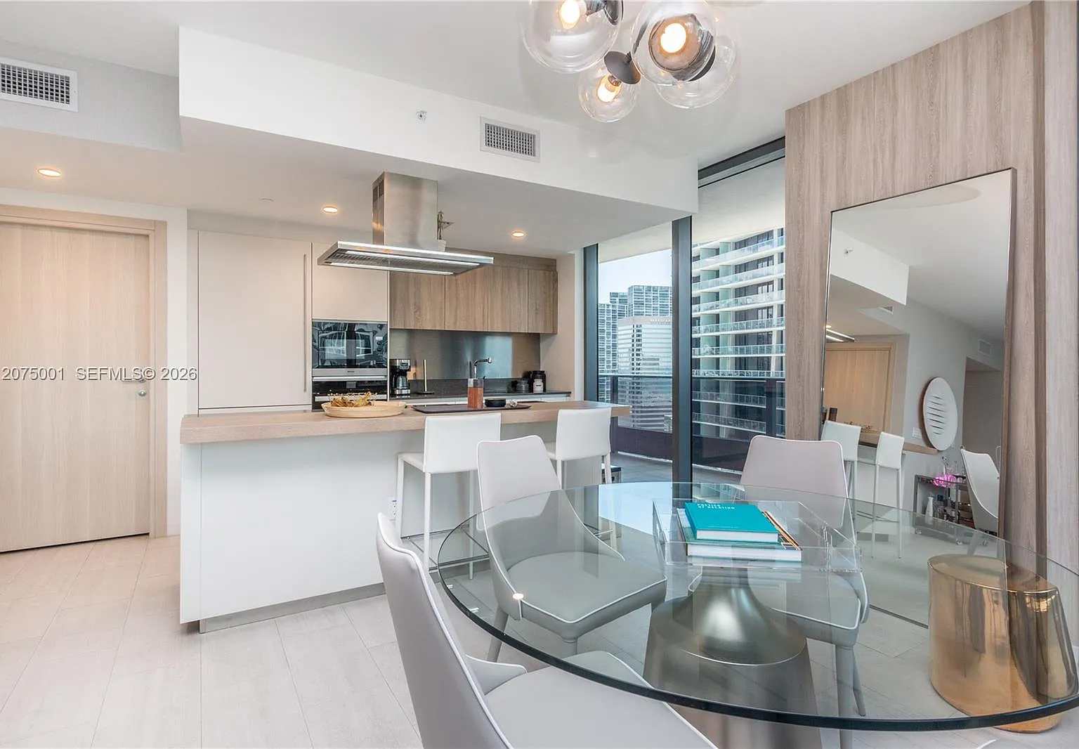 2 bed, 2.5 bath, 1286 sqft, $10,000 — Photo 2