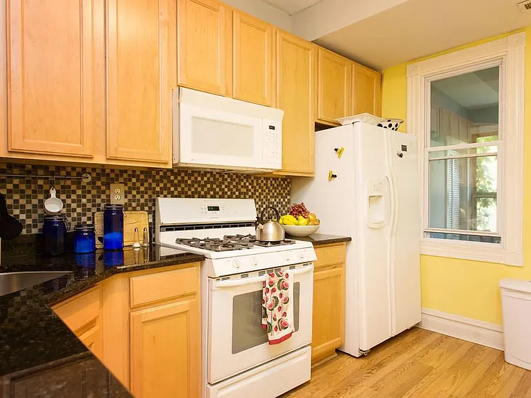 Eating-in kitchen