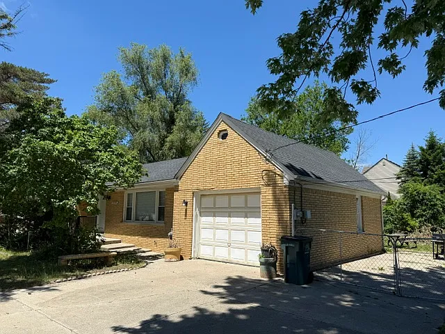 2923 E Square Lake Rd — Photo 2