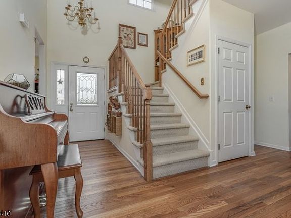 3rd image of 52 Byron Dr