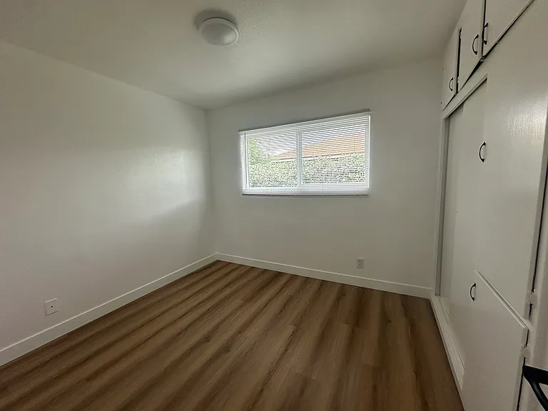 4930 N Vincent Ave — Photo 17