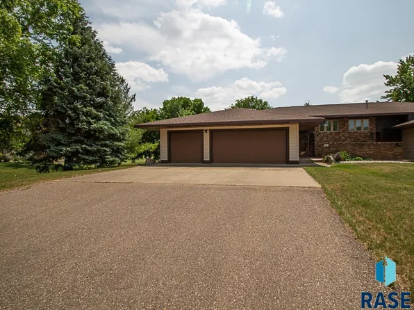 703 Par Tee Dr, Hartford, SD 57033