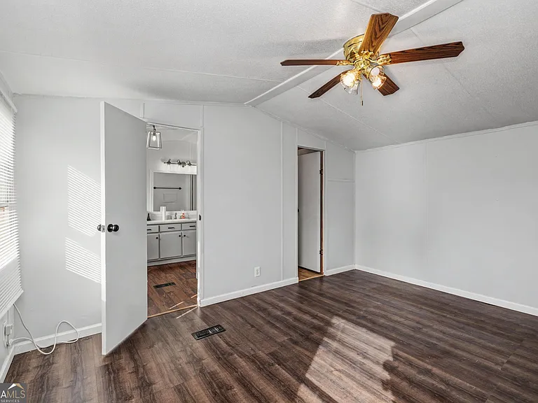 73 Lillian Cir — Photo 8