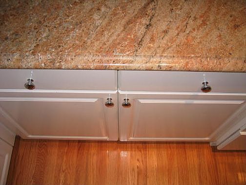 Granite Counter/Oak Floor