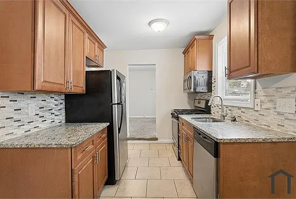 121 Union Ave — Photo 5
