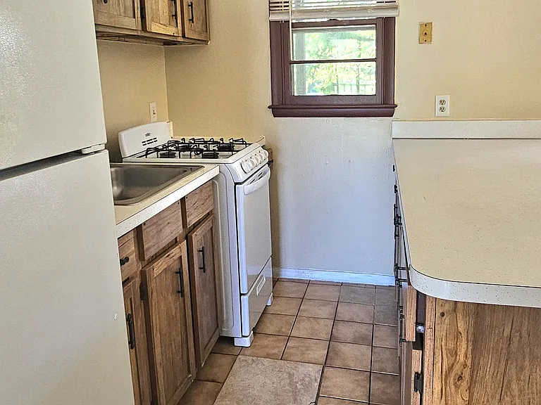 67 Fairview Ave #2R — Photo 3
