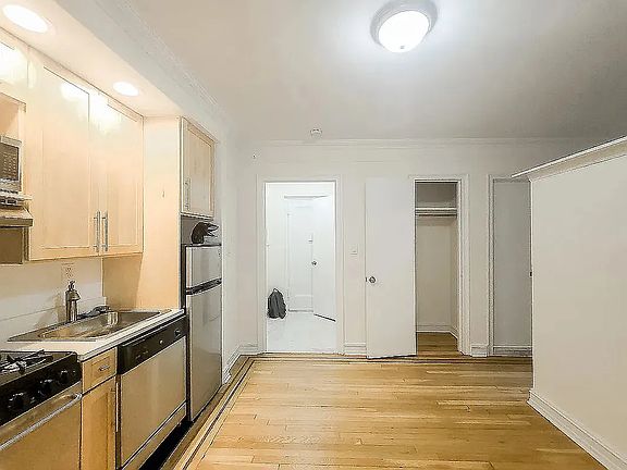 2nd image of 214 E 51st St APT 6L