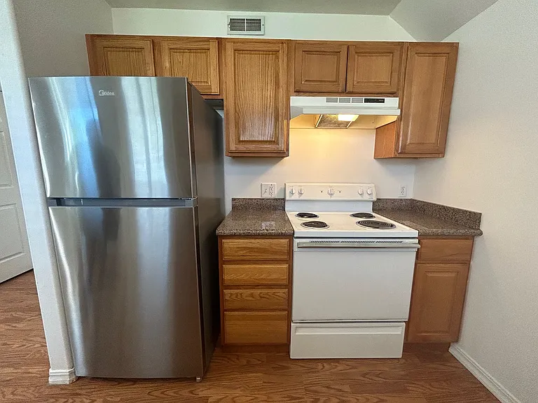 465 Taft — Photo 3
