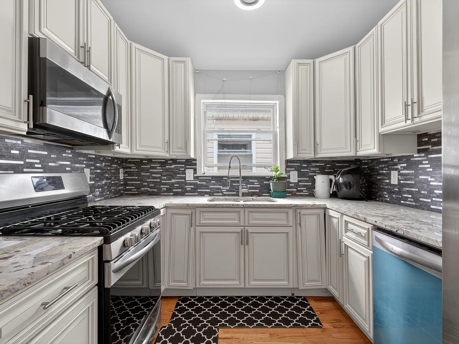 3 bed, 2.0 bath, 1400 sqft, $3,200 — Photo 3
