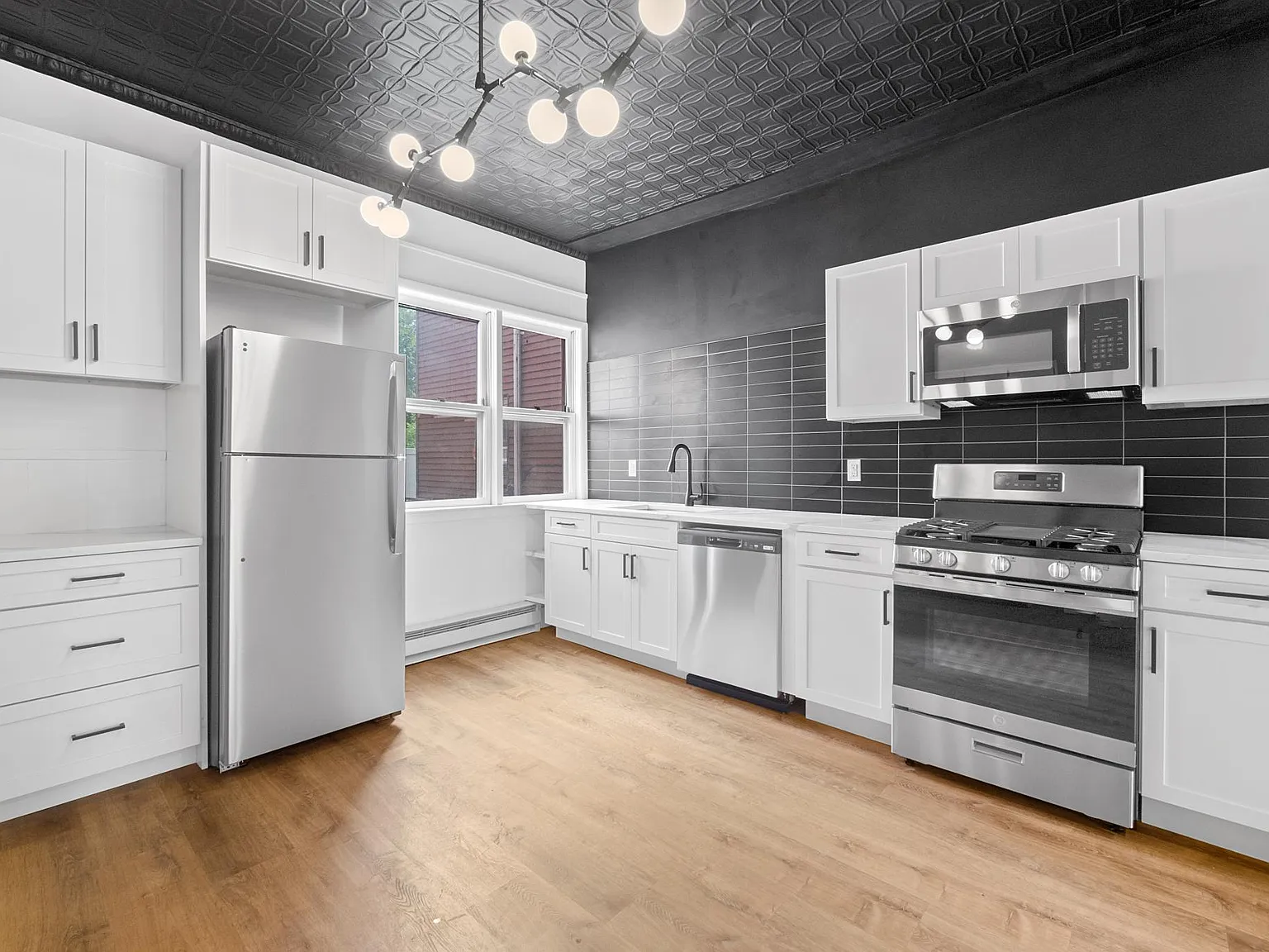 2 bed, 800 sqft, $2,400 — Photo 2