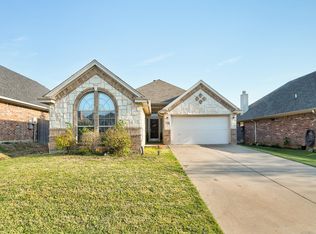 8348 Winter Falls Trl, Hurst, TX 76053