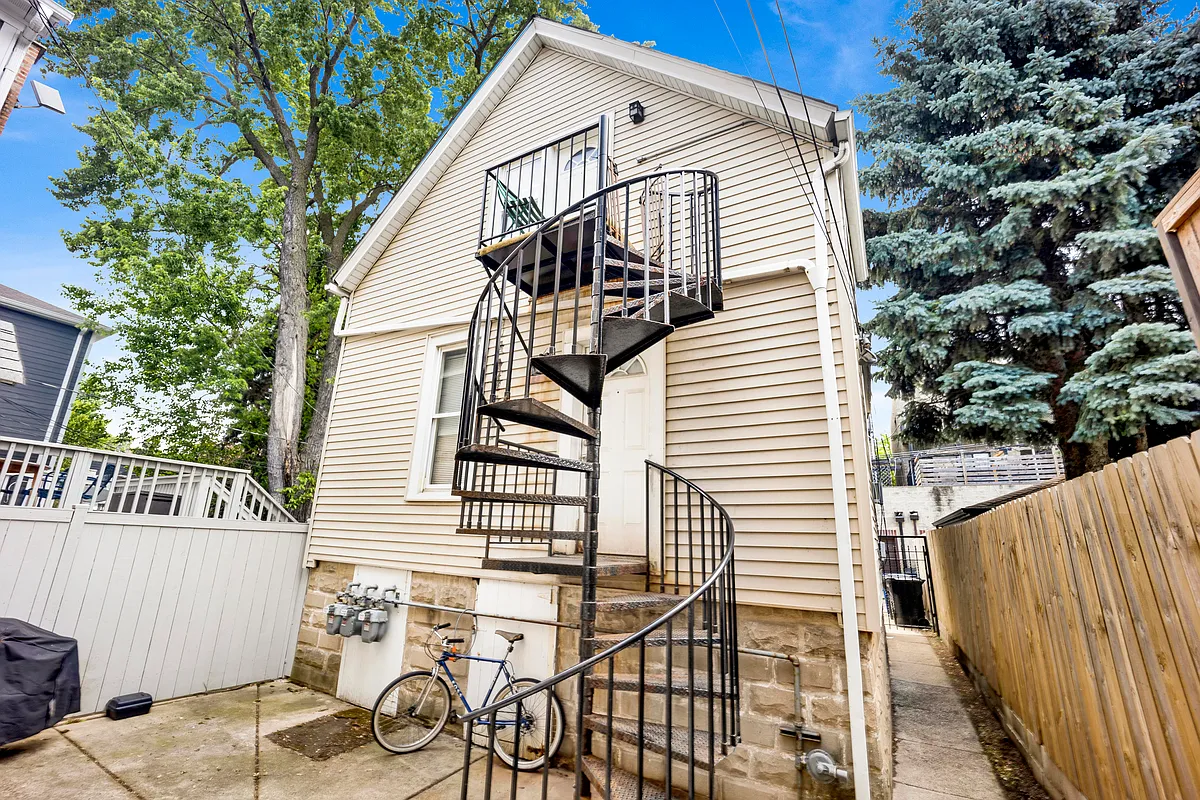 Building Photo - 2919 N Seeley Ave #CH1