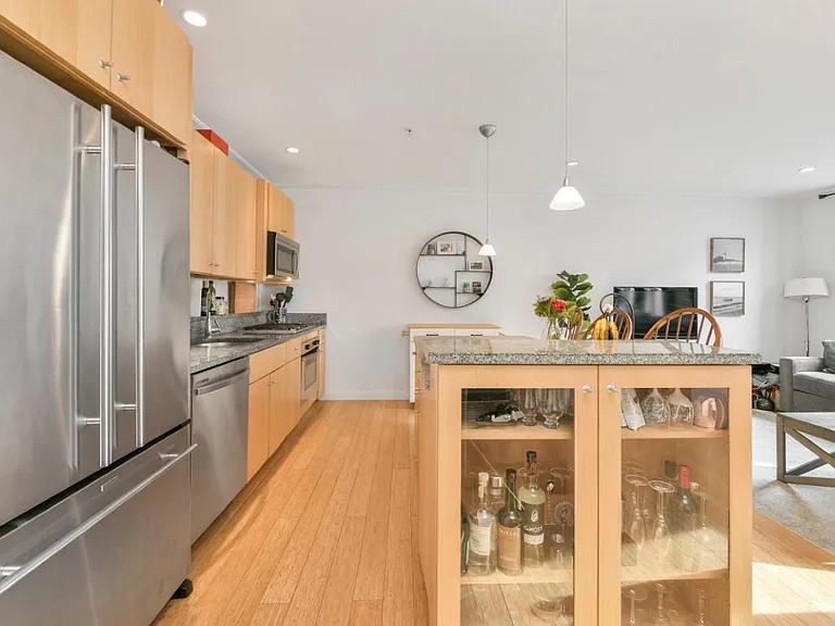 335 W 2nd St #7 — Photo 4
