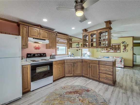 4th image of 15 Nancy Ln