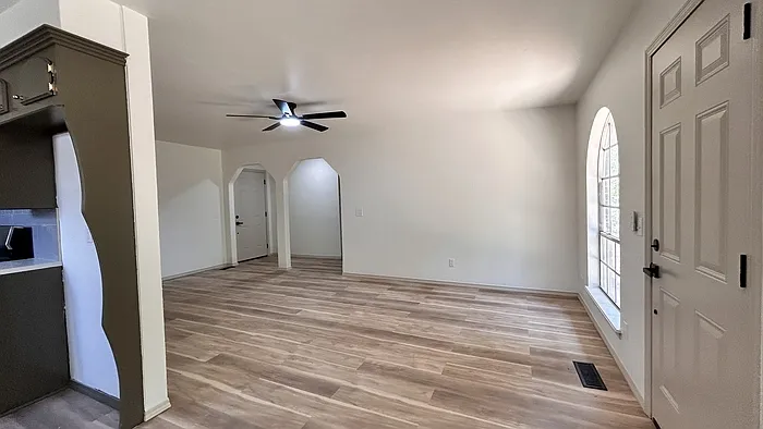726 Garden Grv — Photo 9