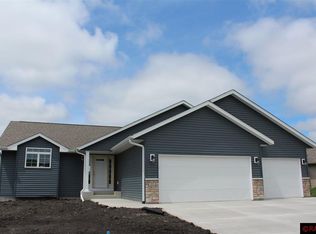 204 Harbor Hill Dr, Mankato, MN 56001