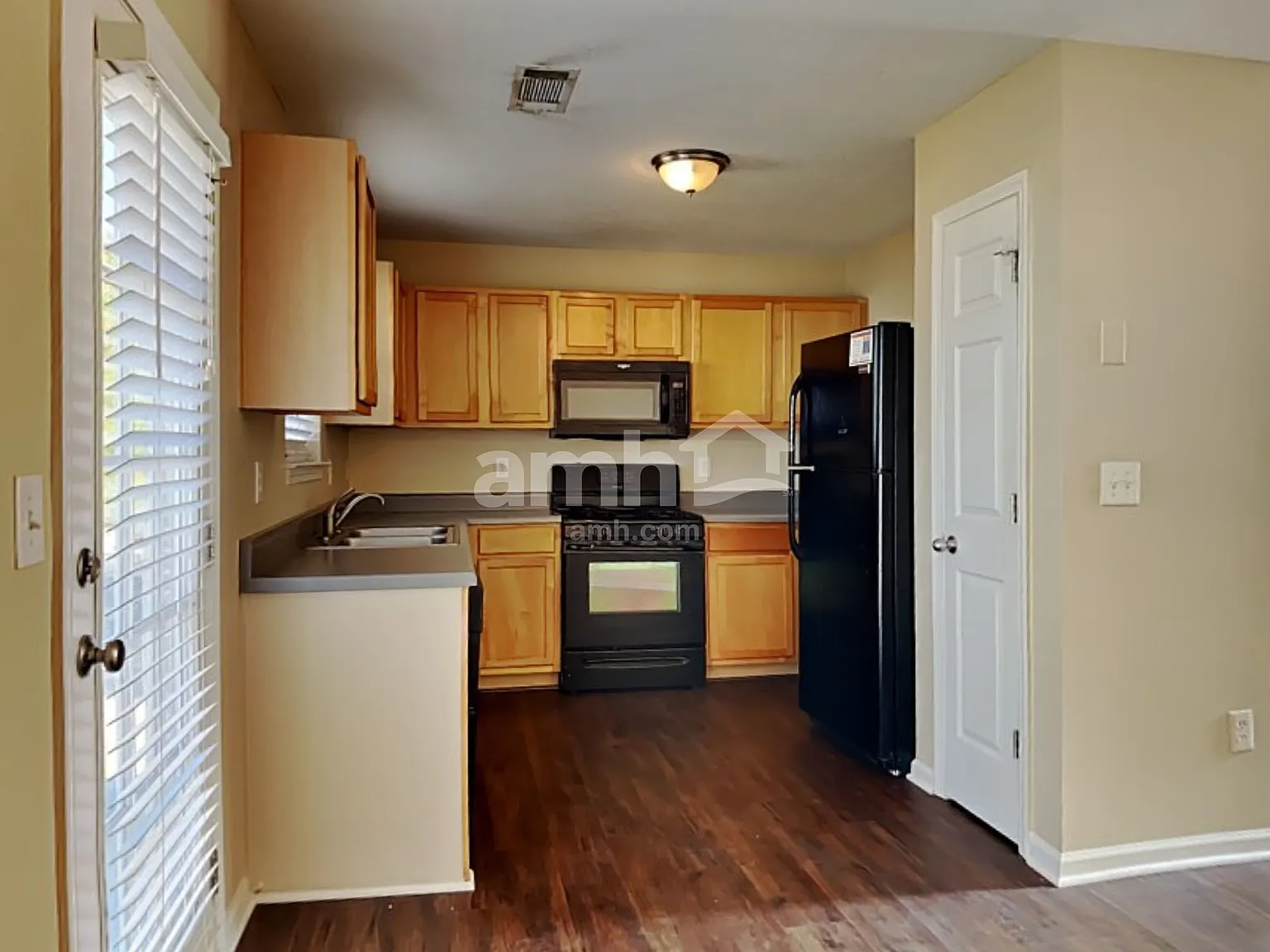 3 bed, 2.0 bath, 1606 sqft, $2,005 — Photo 3