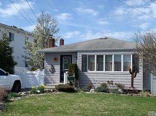 28 Marionette Walk, Lindenhurst, NY 11757