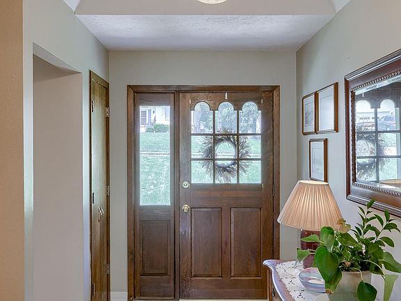 3rd image of 204 Bellevue Blvd S