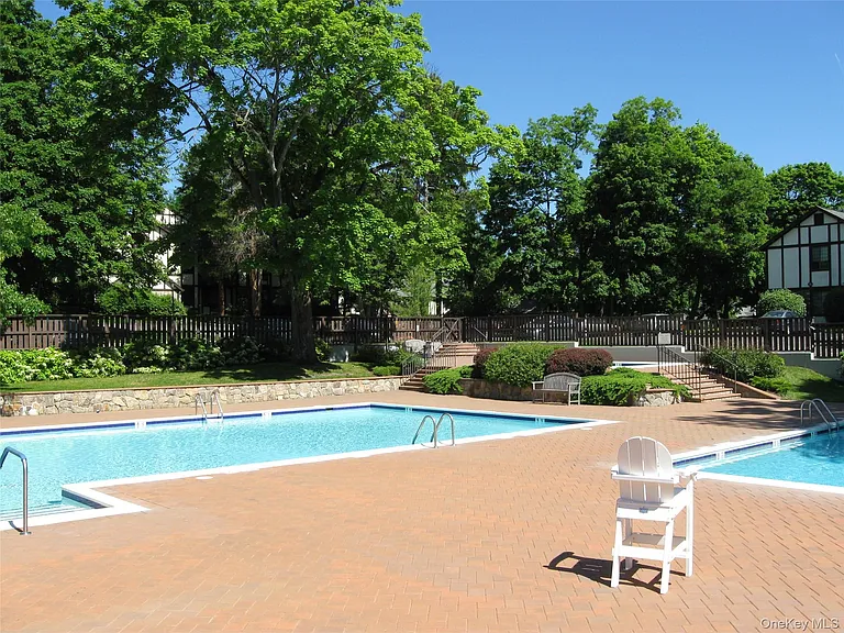 8 Foxwood Dr #4 — Photo 22