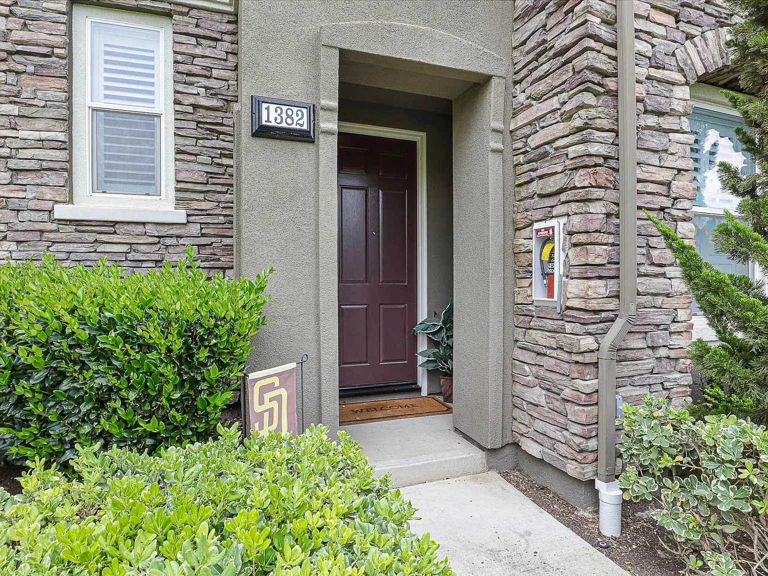 3 bed, 2.5 bath, 1401 sqft, $3,300 — Photo 4
