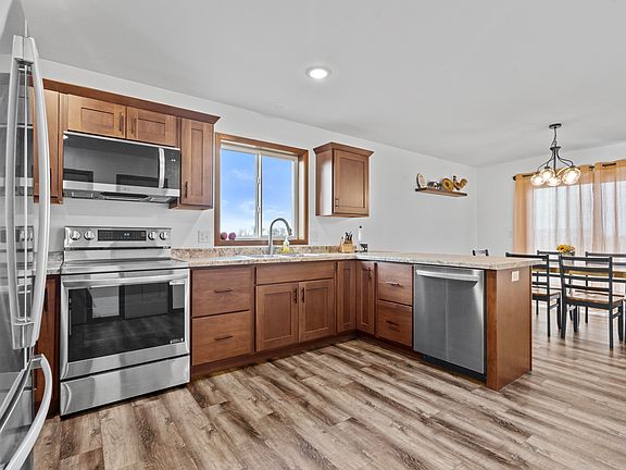 3rd image of 405 Lund Ave