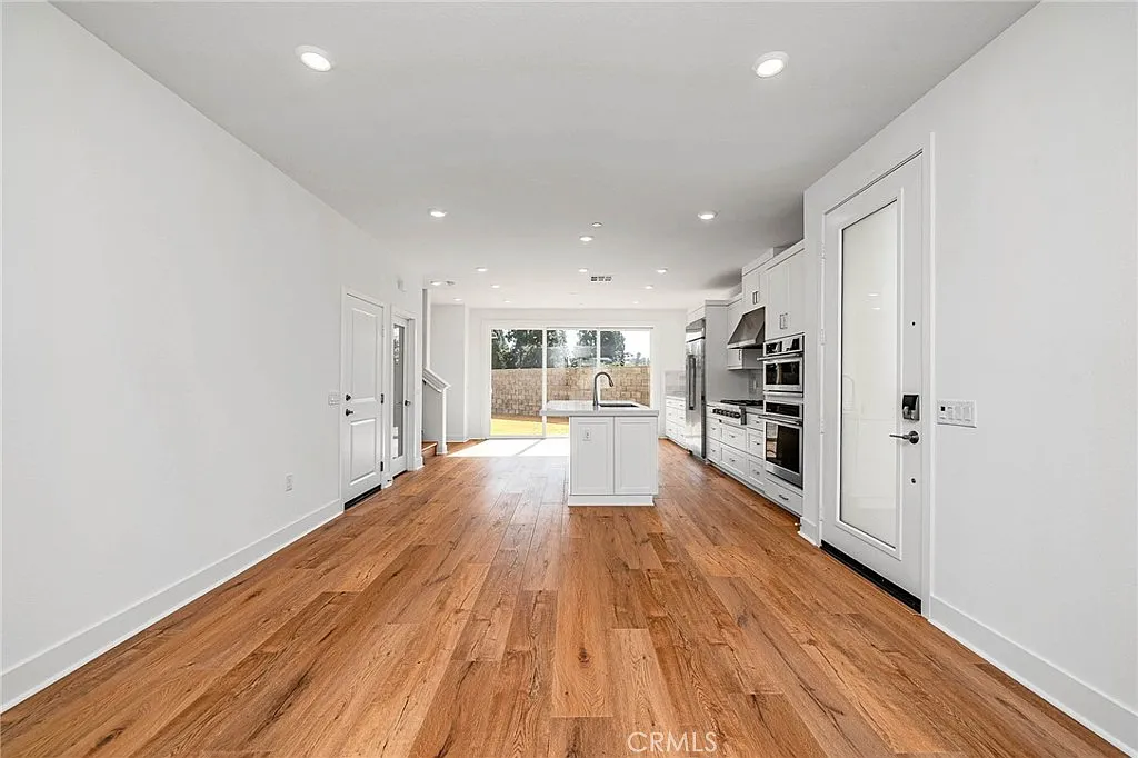 3 bed, 2.5 bath, 2011 sqft, $6,000 — Photo 3