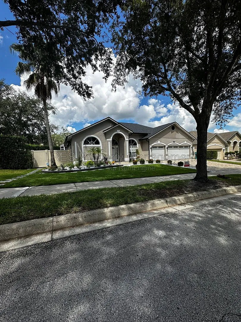 4 bed, 3.0 bath, 2465 sqft, $3,900 — Photo 2