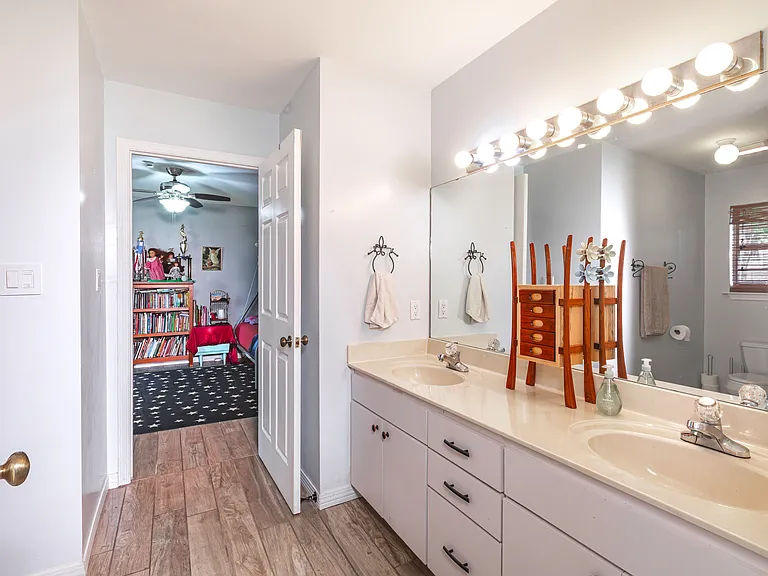 301 Cypress St — Photo 21