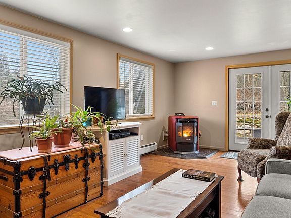 5th image of 298 E Housatonic St