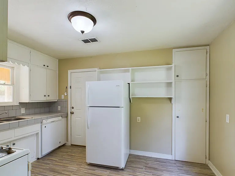305 Bolton Ave — Photo 3