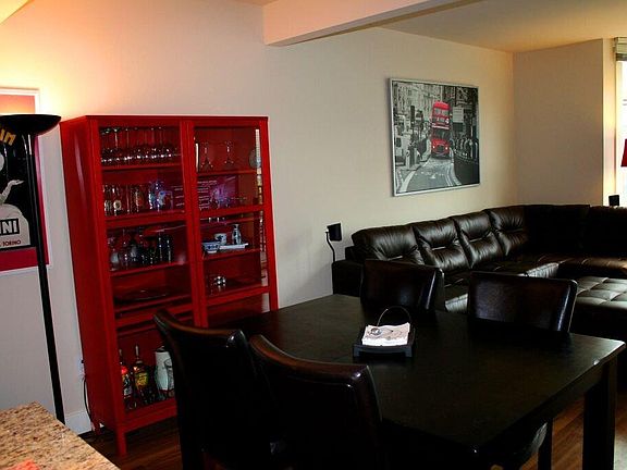 Dining that connects kitchen to living space