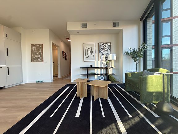 5th image of 1100-15 W Grand Ave #209