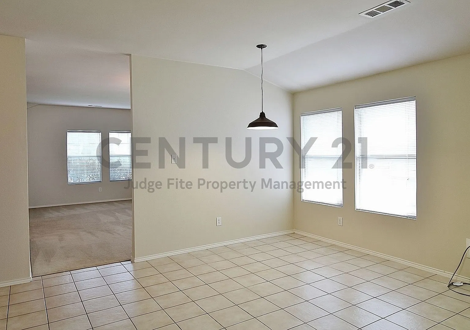 Beautiful 3/2/2 in White Settlement ISD For Rent! — Photo 4