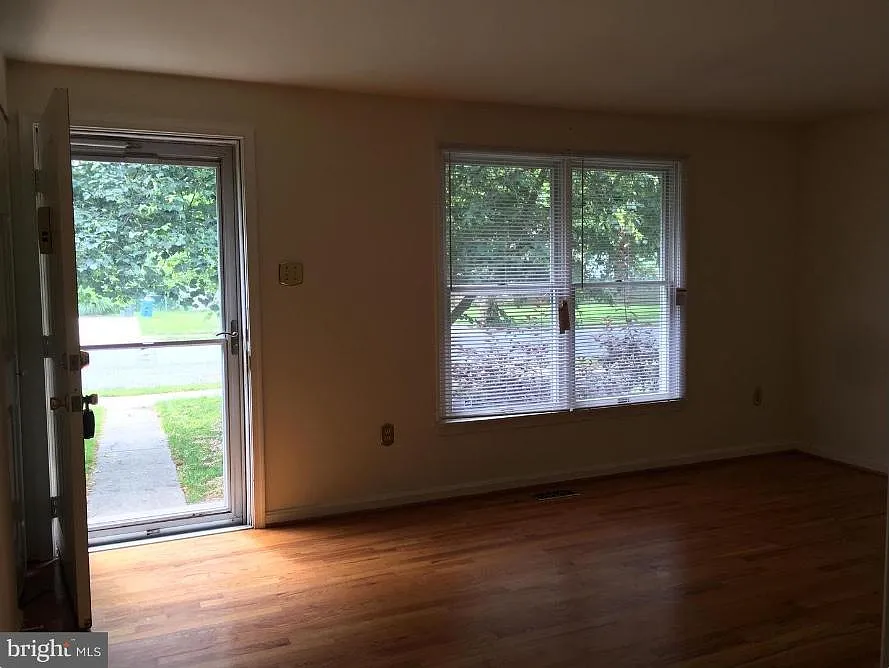 5 bed, 1700 sqft, $3,375 — Photo 3