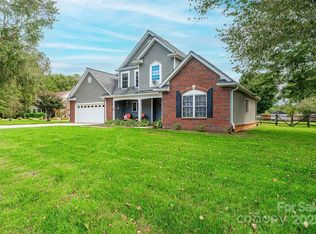 1472 Sweetbriar Ln, Hickory, NC 28602