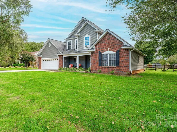 1472 Sweetbriar Ln, Hickory, NC 28602