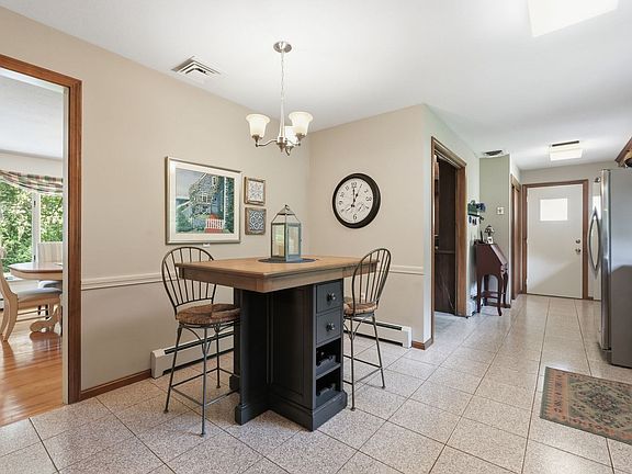 5th image of 22 Williston Dr