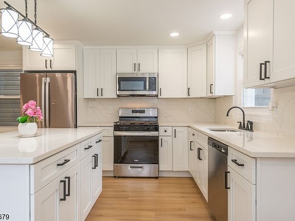 3rd image of 549 Beach St