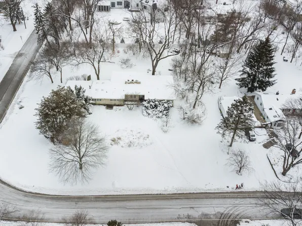 7S560 Green Acres Dr, Naperville, IL 60540