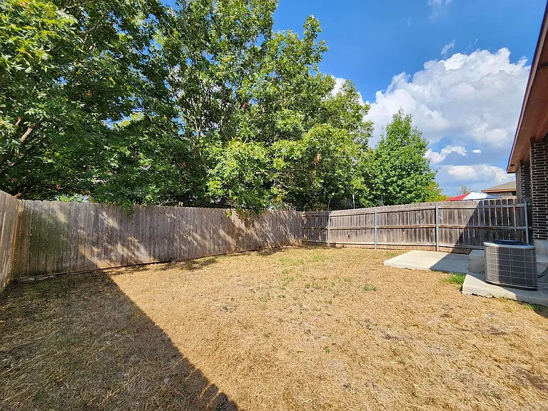 622 Creekside Cir — Photo 31