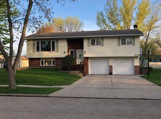 516 21st Ave NE, Aberdeen, SD 57401