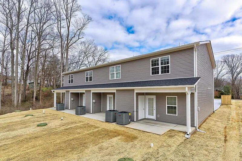 2 bed, 2.5 bath, 1296 sqft, $1,650 — Photo 3
