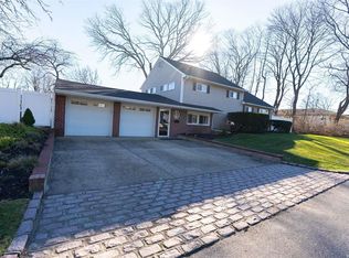 31 Newark St, Lindenhurst, NY