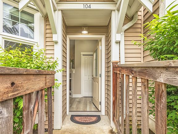 2nd image of 16418 NE 91st St Unit 4
