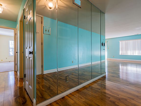 3rd image of 920 Guelbreth Ln APT 105