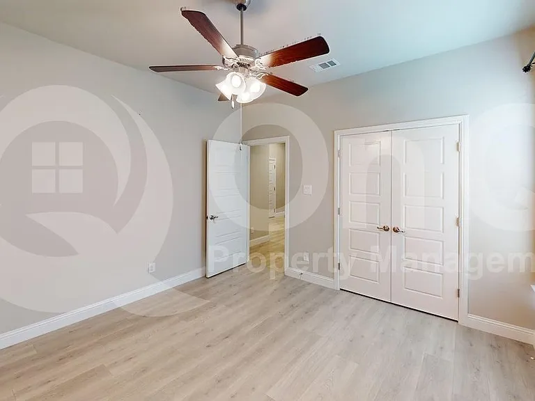 1005 Whitehall Ln — Photo 16